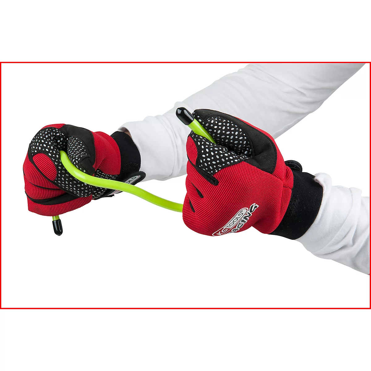 Zwei Hände in roten Handschuhen halten einen grünen Schlauch, die Handschuhe haben schwarze und weiße Elemente.